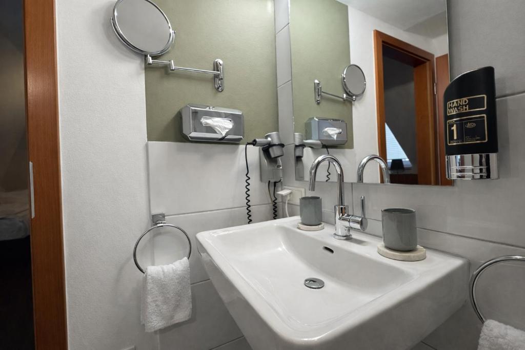 Hotel Bayrischer Hof - Standard Single Room