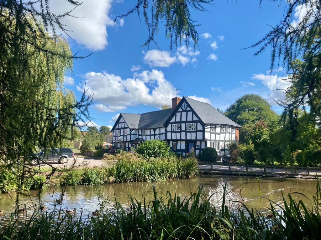 The Vauld, 2 bedroom suite with Bed and Breakfast - Housity