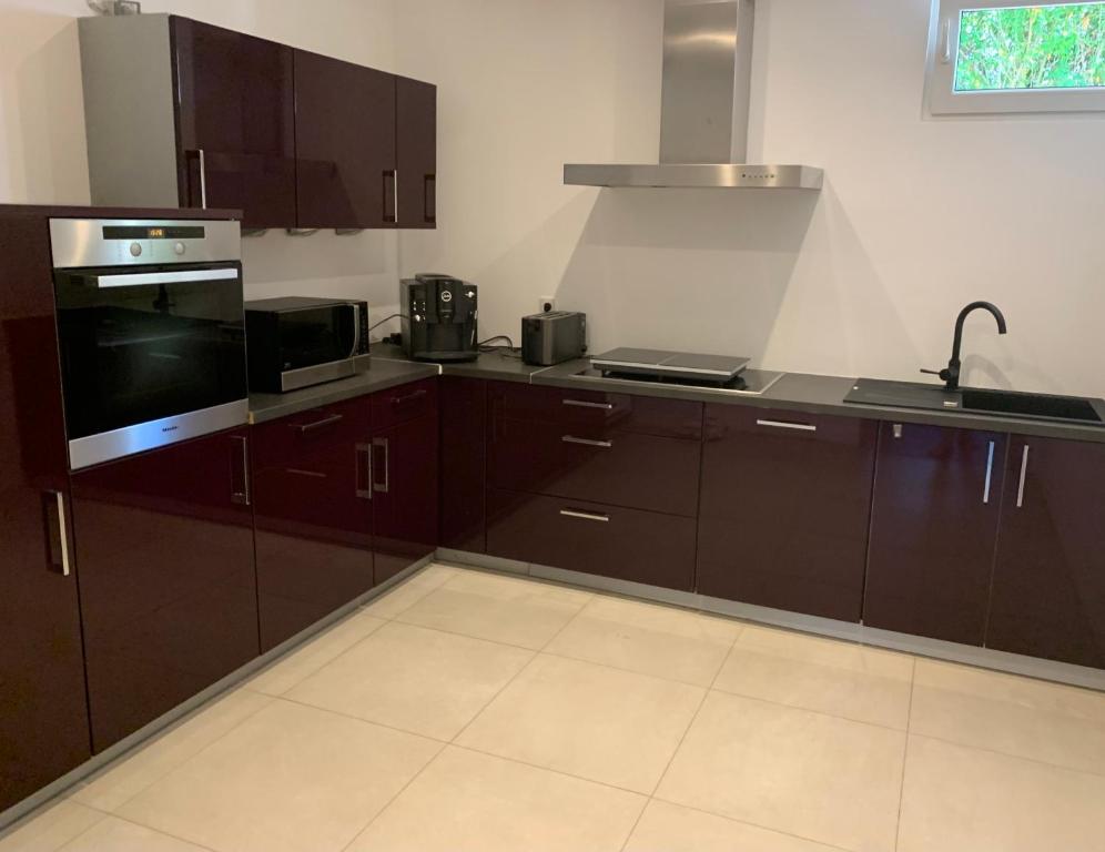 a kitchen with brown cabinets and a sink and a microwave at Wohnung zur Langzeitmiete geeignet in Bad Kreuznach