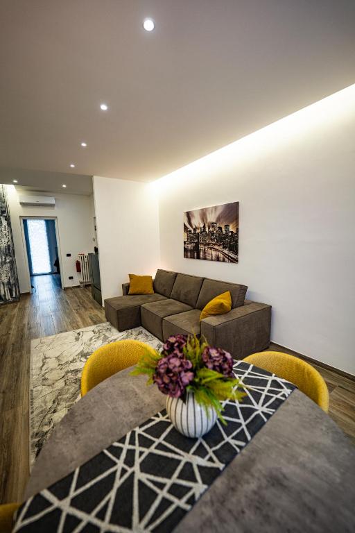 a living room with a couch and a table with flowers at Residenza La Chiave in Mantova