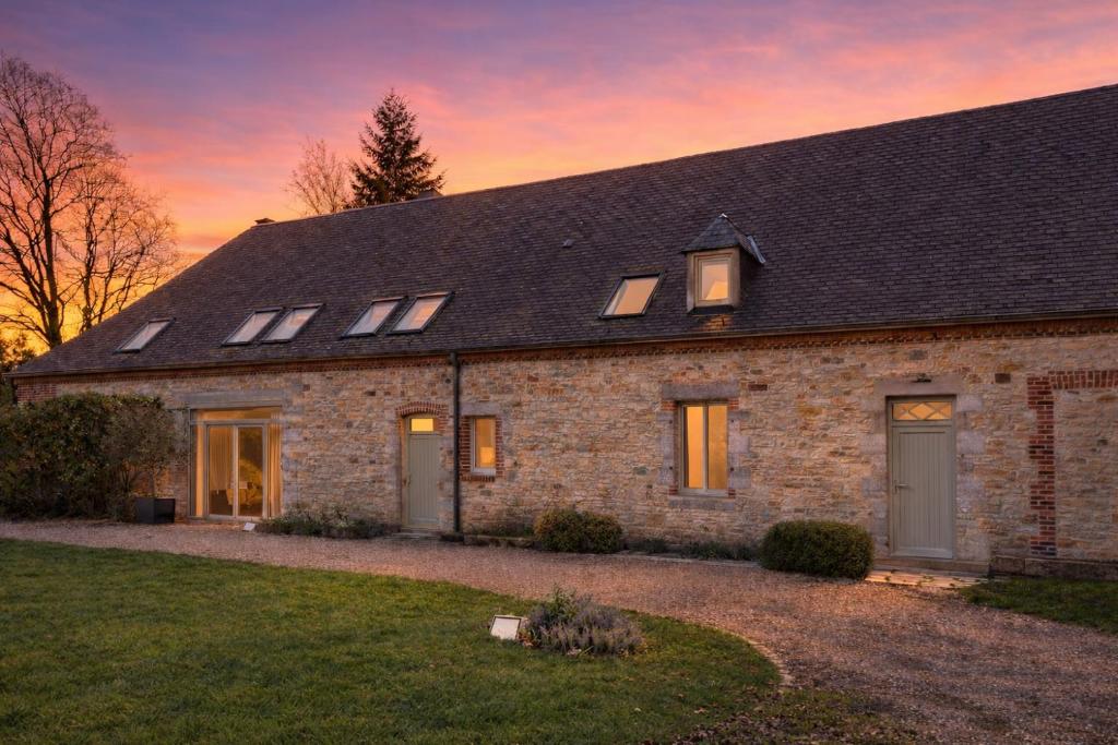 a brick house with a group of windows on it at Le refuge de Séve - Loft de Yves in Momignies