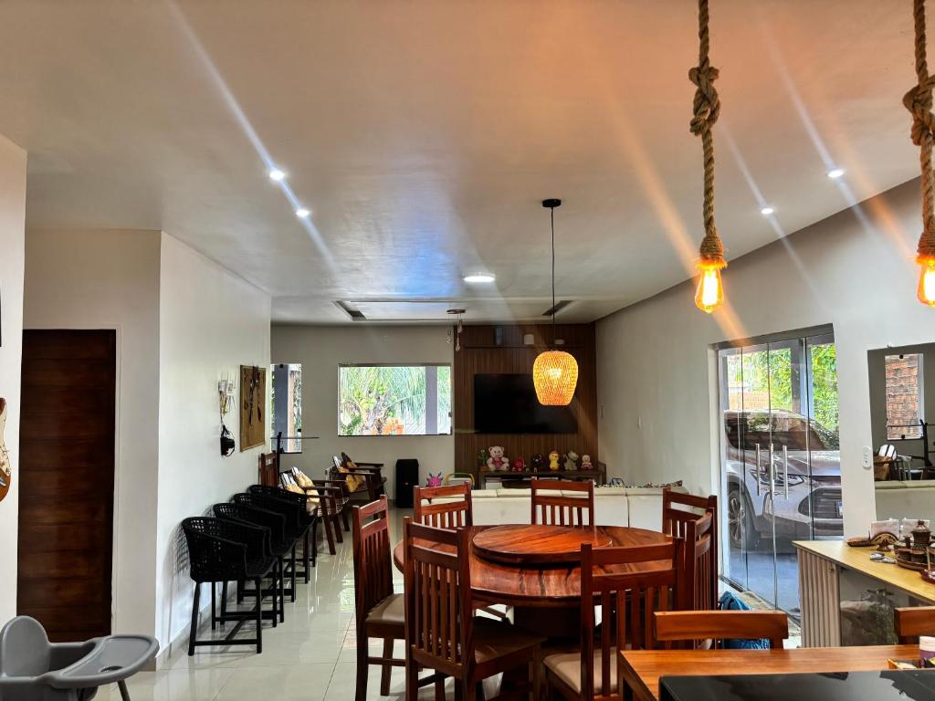 a dining room with a table and chairs at Casa chácara para alugar no período do festival de Parintins in Parintins