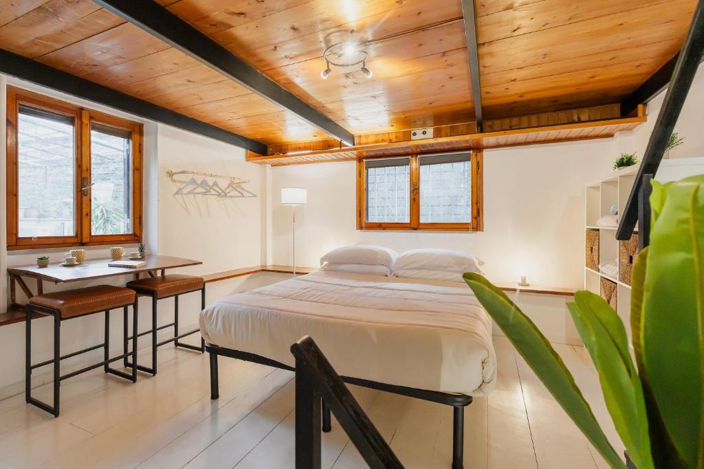 Duplex Trastevere with Courtyard