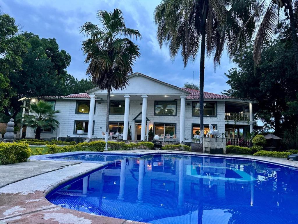 ein Haus mit einem Swimmingpool vor dem Haus in der Unterkunft Casa Vintage & Eventos in Yautepec de Zaragoza