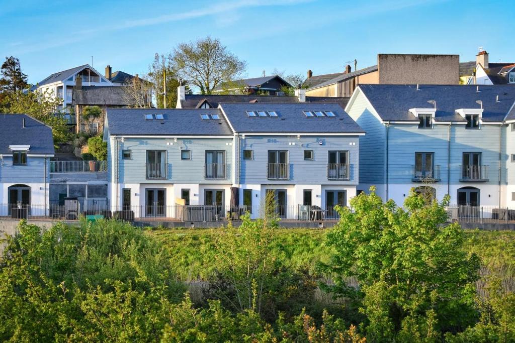 a house with solar panels on its roof at 3 Bed in Abersoch oc-9penyb in Abersoch