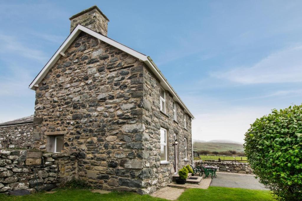 an old stone house with a grass yard at 2 Bed in Barmouth oc-wah698 in Talybont