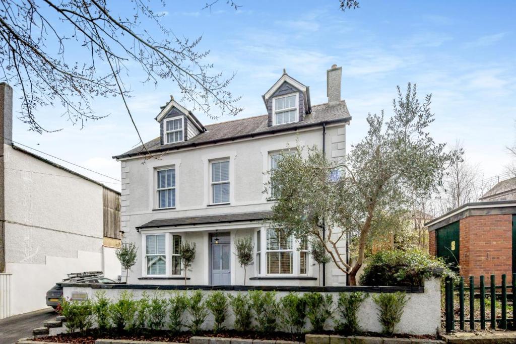 an image of a white house at 6 Bed in Pwllheli oc-argrai in Abersoch
