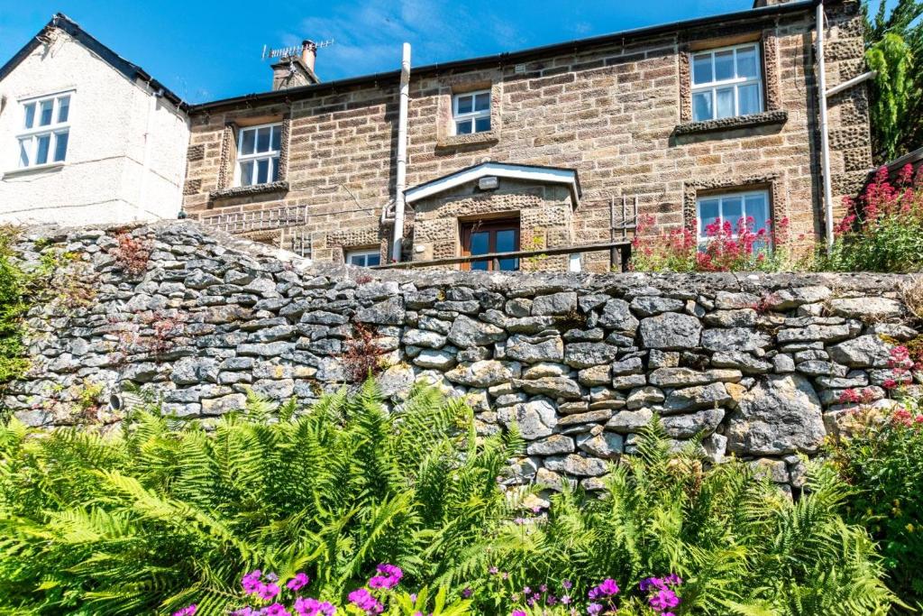 a stone wall in front of a stone house at 3 Bed in Bakewell oc-dckno in Youlgreave