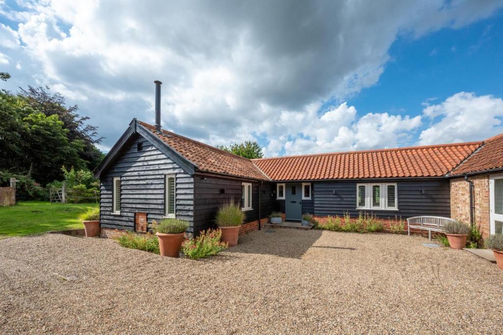 a house with a gravel driveway in front of it at 1 Bed in Middleton oc-stbc in Middleton