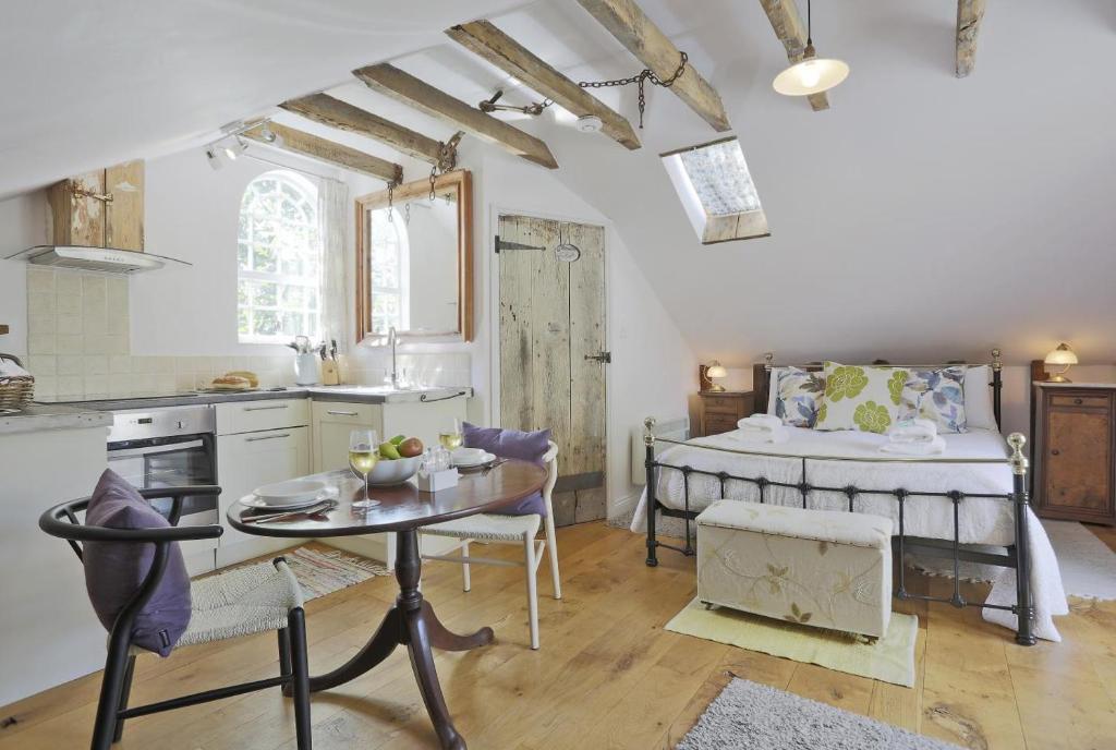 a kitchen with a table and a bed in a room at 1 Bed in Woodbridge oc-tcl in Badingham