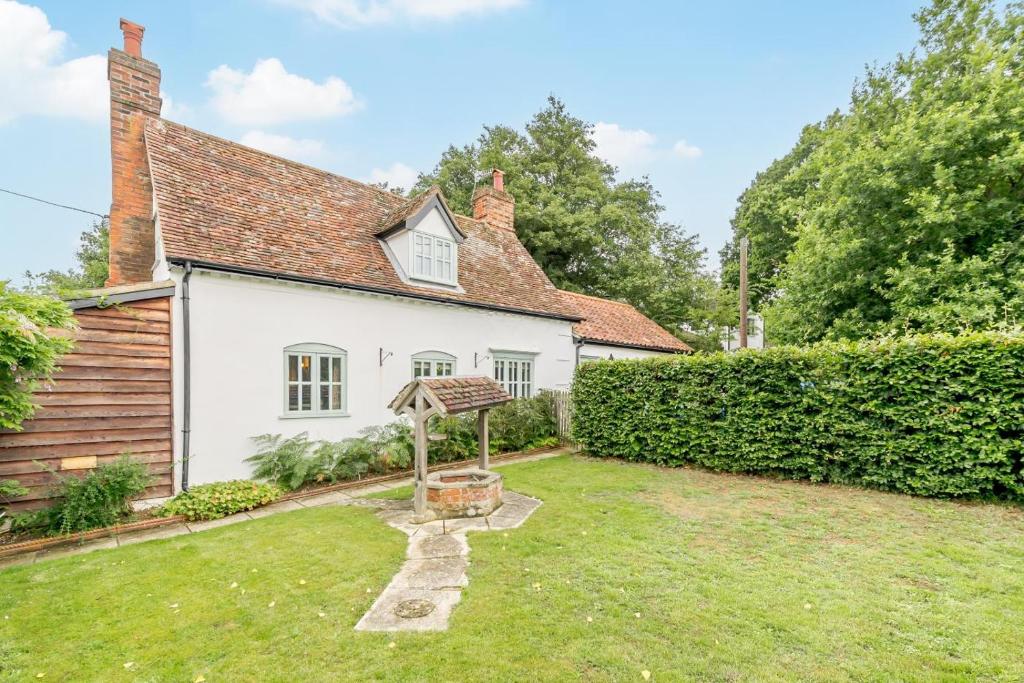 a cottage with a garden in front of it at 2 Bed in Snape oc-wico in Snape