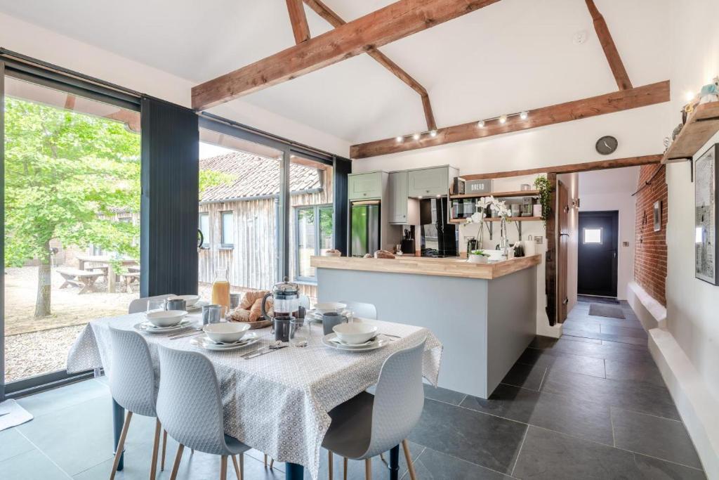 a kitchen and dining room with a table and chairs at 3 Bed in Wood Dalling oc-caba in Wood Dalling