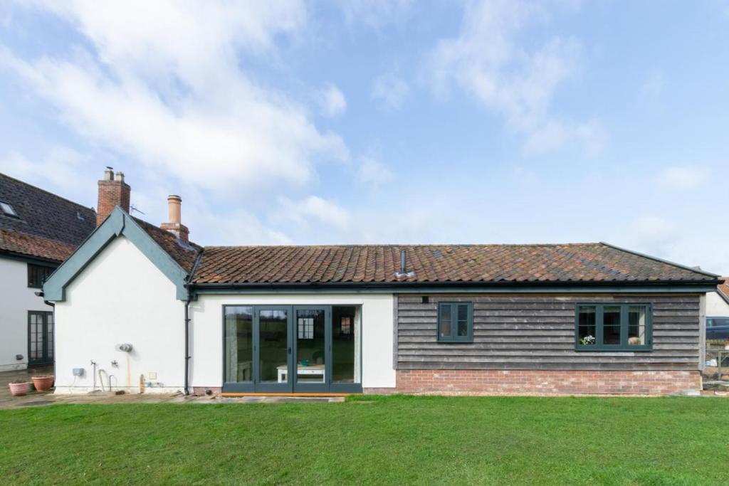 a house with a green lawn in front of it at 2 Bed in Weybread oc-tclwey in Needham