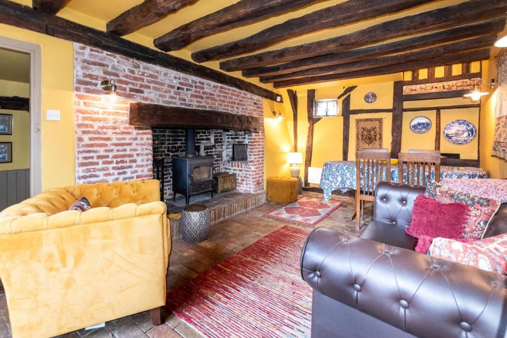 a living room with leather furniture and a fireplace at 2 Bed in Bramfield oc-cobb in Bramfield