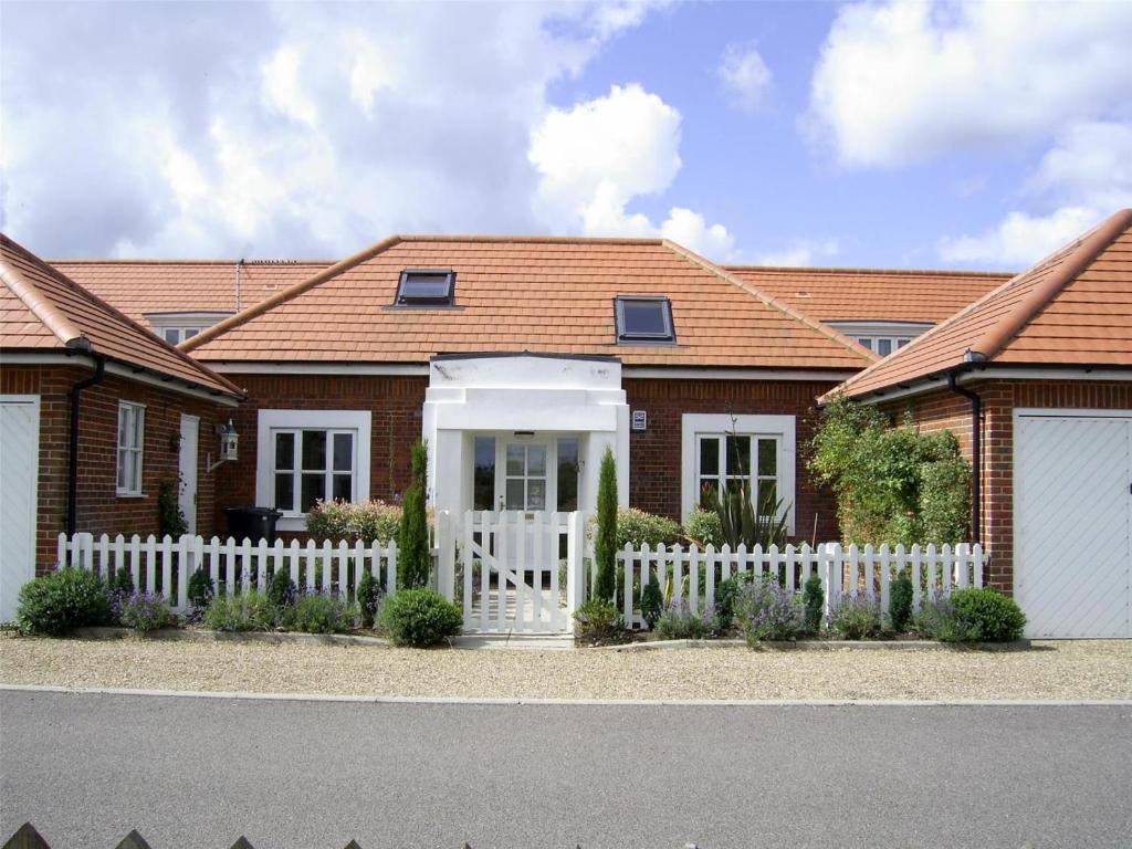 a house with a white fence in front of it at 2 Bed in Reydon oc-aatheh in Reydon