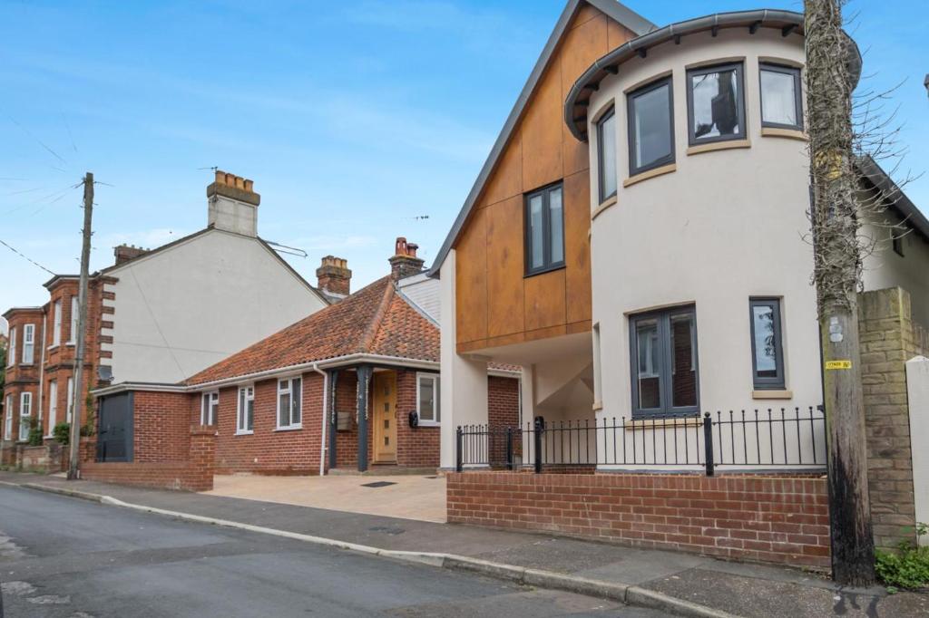 a row of brick houses on a street at 7 Bed in Aldeburgh oc-midba in Aldeburgh
