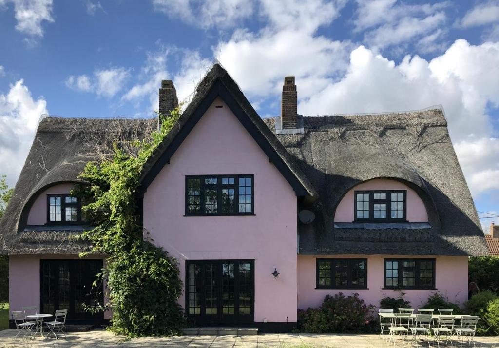 a house with a thatched roof at 3 Bed in Walberswick oc-spinn in Walberswick