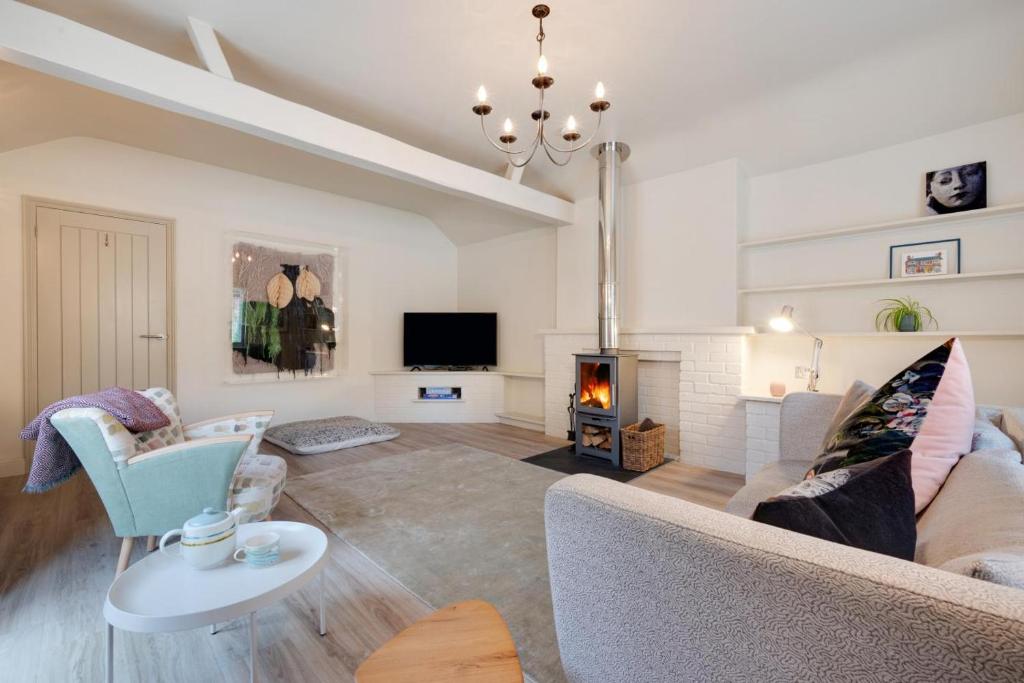a living room with a couch and a fireplace at 1 Bed in Middleton oc-rosc in Middleton