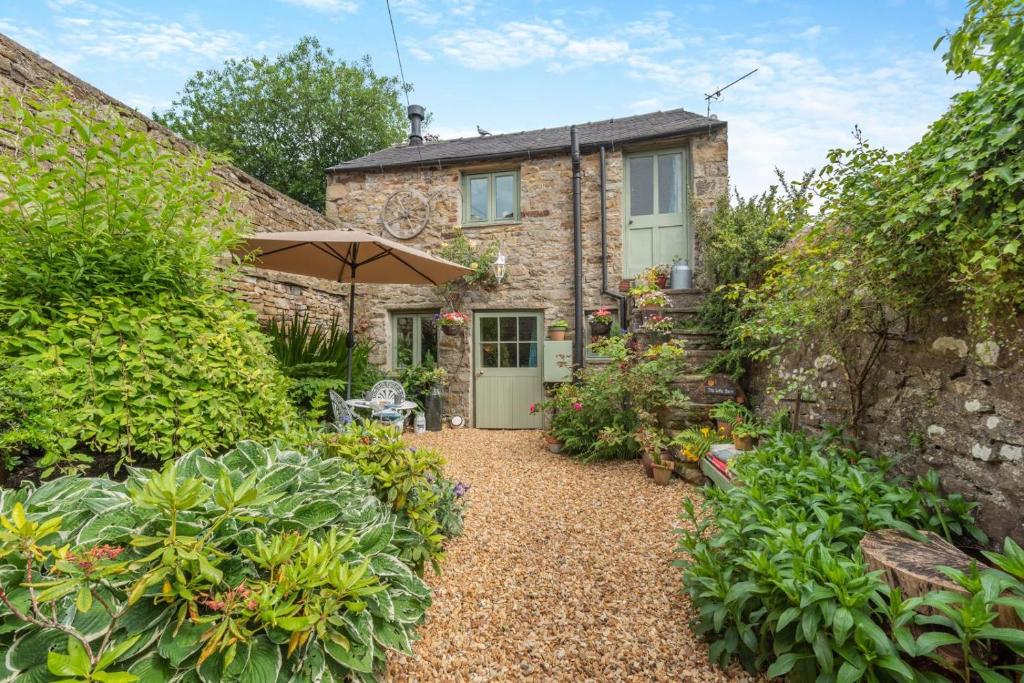 a stone house with a garden in front of it at 1 Bed in Reeth oc-t29540 in Reeth