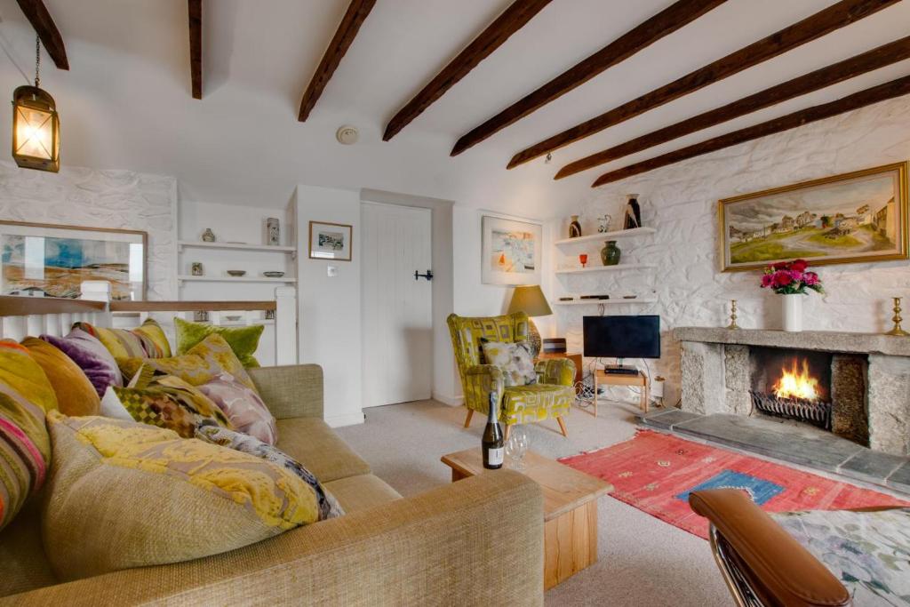 a living room with a couch and a fireplace at 2 Bed in Porthleven oc-stmich in Porthleven