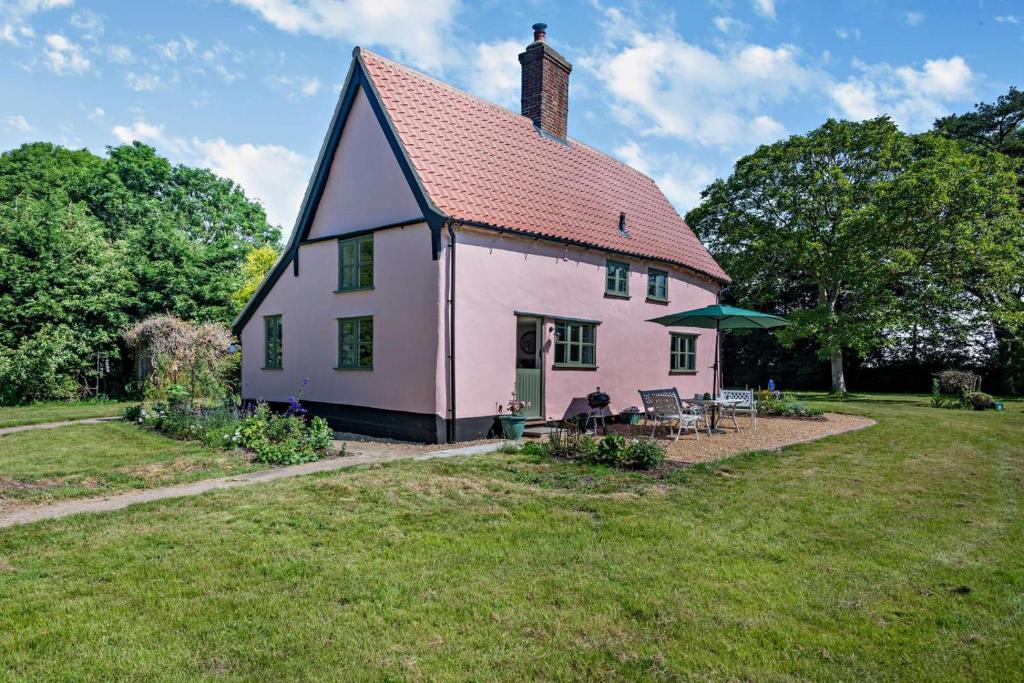 a large white house with a red roof at 2 Bed in Ilketshall St. Margaret oc-w27520 in Rumburgh