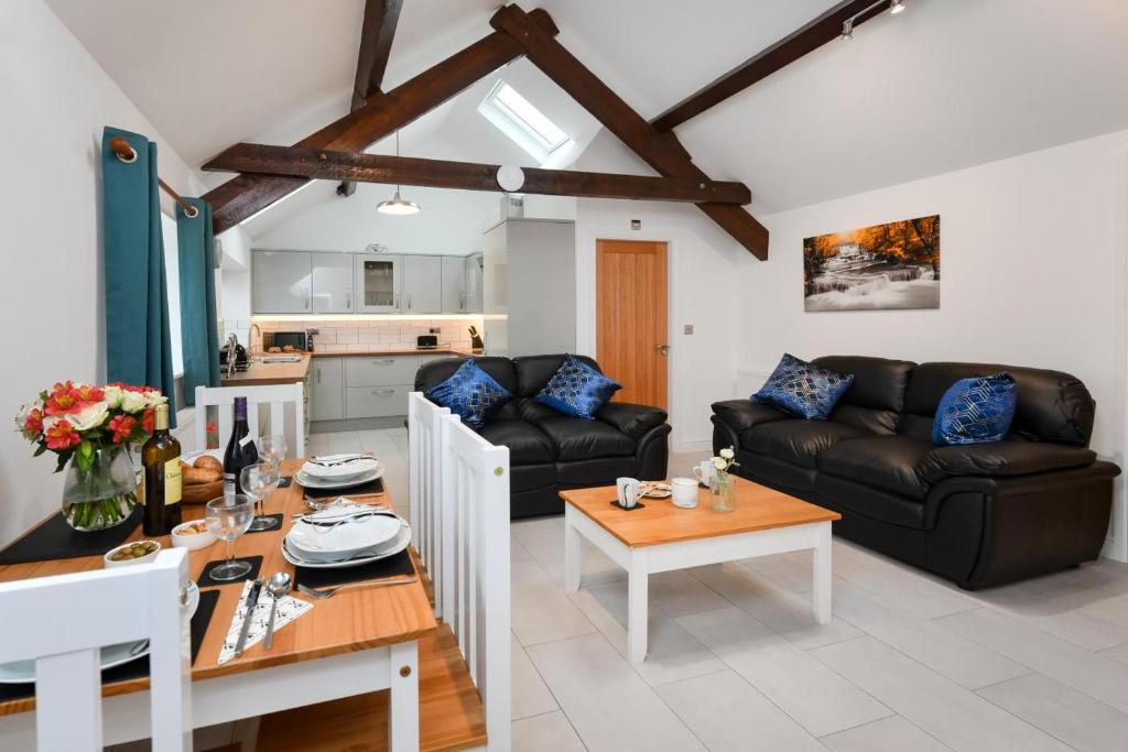 a living room with a couch and a table at 2 Bed in Bwlchtocyn oc-thetac in Abersoch