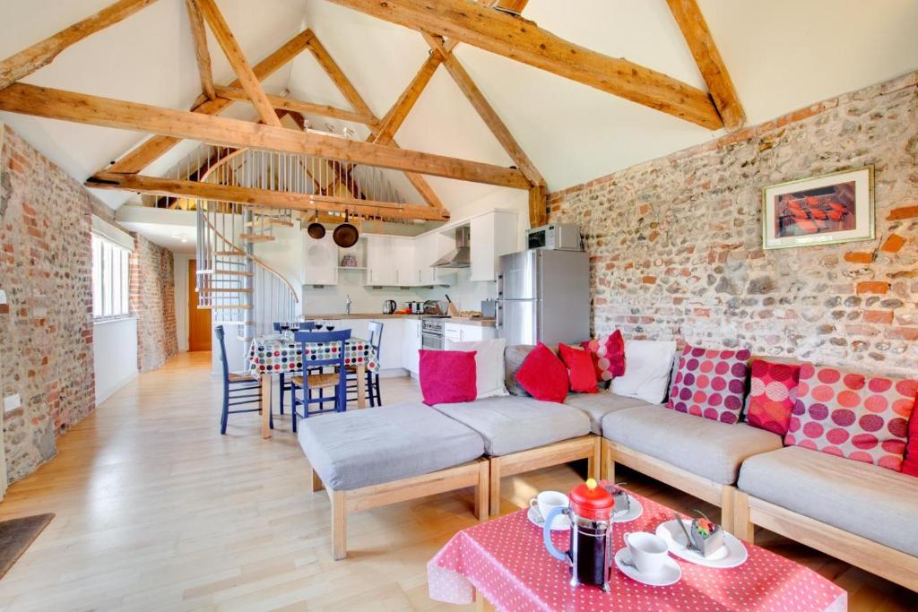 a living room with two couches and a table at 2 Bed in Briston oc-1551 in Briston
