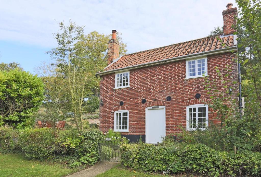 an old red brick house with a white door at 2 Bed in Ufford oc-sfmcu in Ufford
