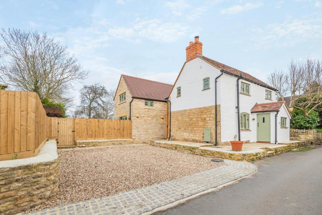 a white house with a fence and a driveway at 3 Bed in Westmancote oc-t30722 in Kemerton