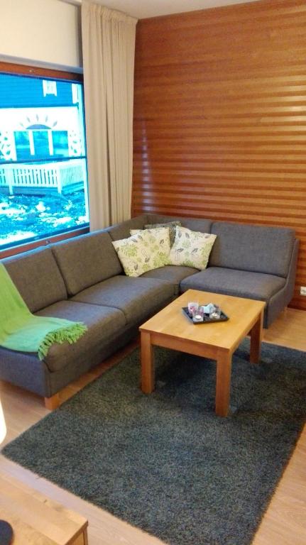 Гостиная зона в Apartment Ylläs Ski Chalets 8106, 2 Hissilippua talvella