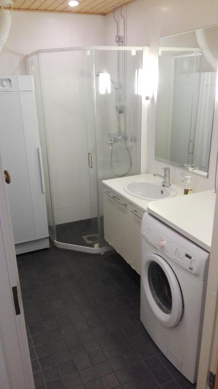 Ванная комната в Apartment Ylläs Ski Chalets 8106, 2 Hissilippua talvella