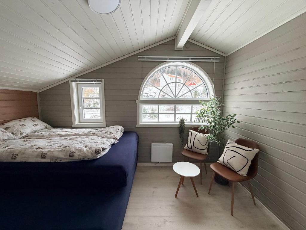 a small bedroom with a bed and a window at Sørlandets paradis in Svenevik