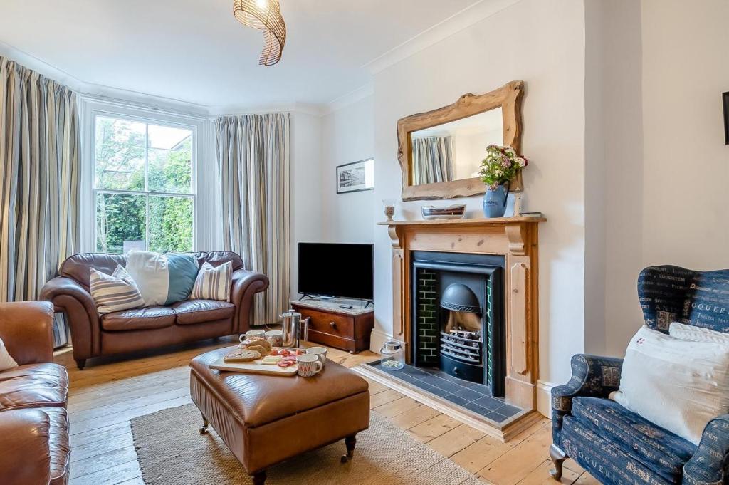 a living room with a couch and a fireplace at 3 Bed in Southwold oc-rvil in Southwold