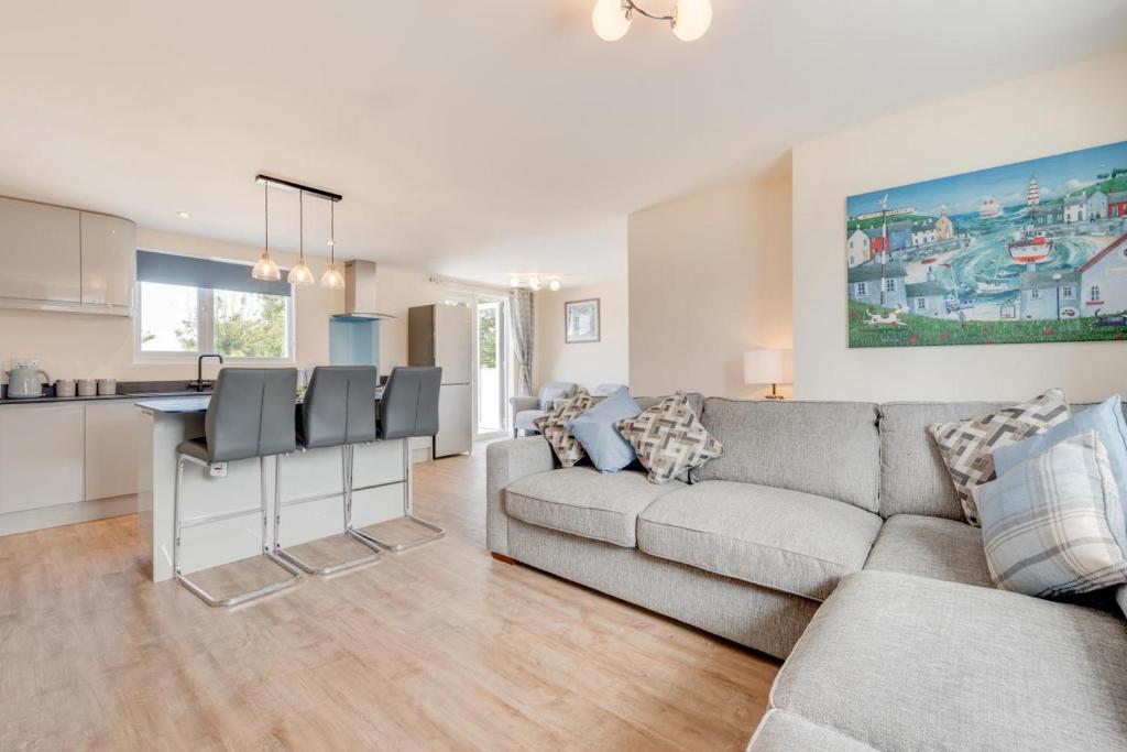 a living room with a couch and a kitchen at 3 Bed in Higher Crackington oc-avond in Crackington Haven
