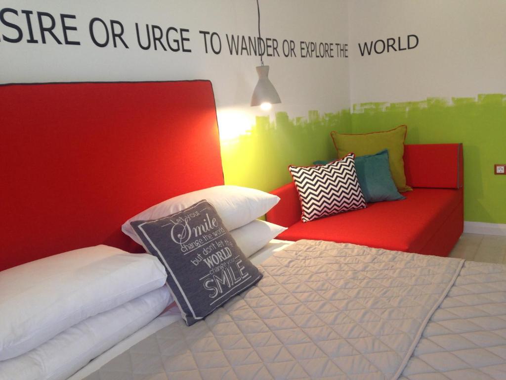 テッサロニキにあるThe Orange Apartmentsのソファ、ベッド(枕付)が備わる客室です。