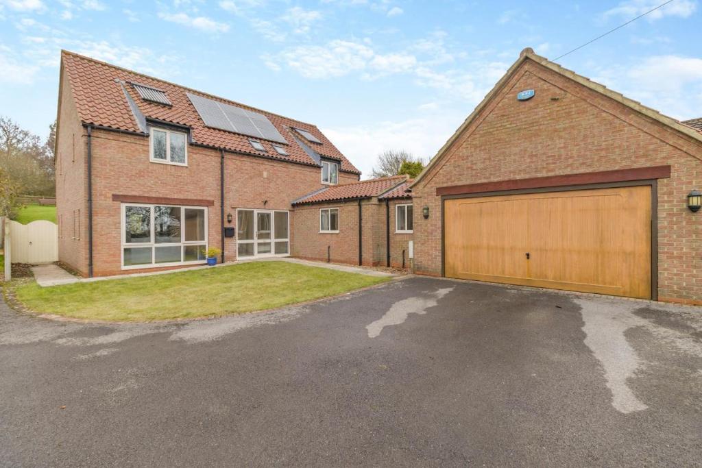 a large brick house with a large garage at 4 Bed in Caistor oc-t30831 in Caistor