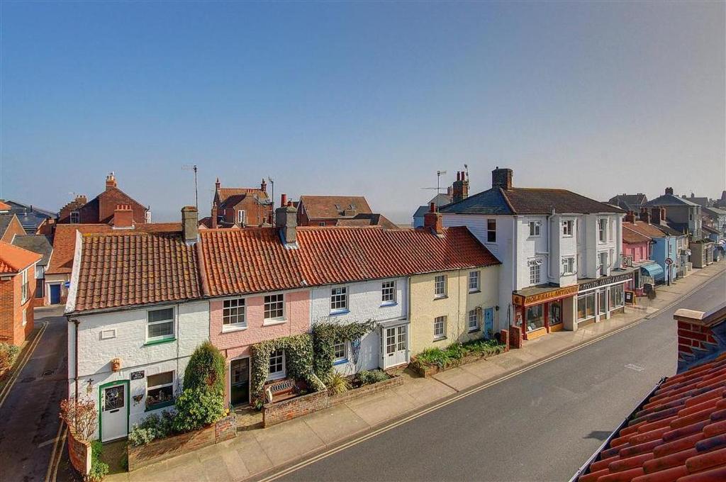 a row of houses on a city street at 1 Bed in Aldeburgh oc-sld in Aldeburgh