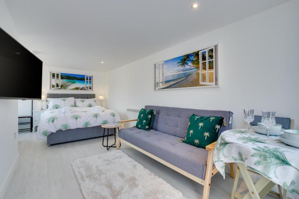 a living room with a couch and a bed at 1 Bed in Saltdean oc-bbidre in Saltdean