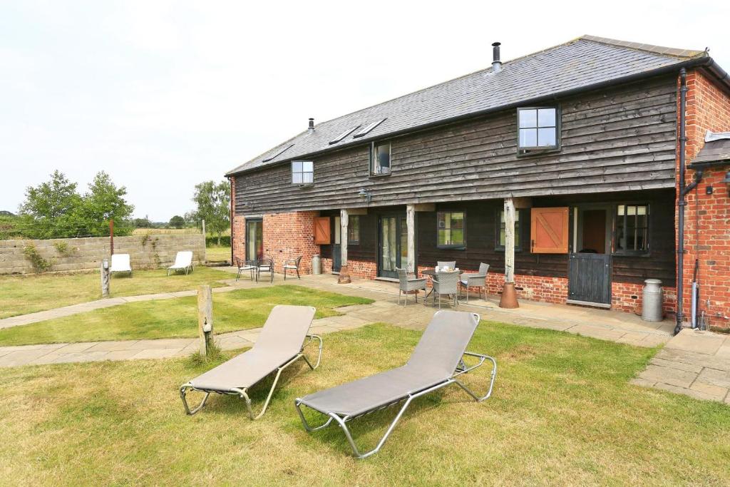 a house with chairs and tables in the yard at 2 Bed in Yoxford oc-hharro in Yoxford