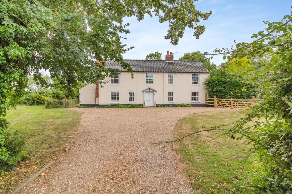 an exterior view of a white house with a driveway at 3 Bed in Bungay oc-taf in Bungay