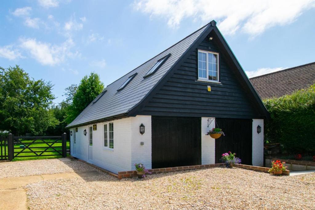 a black and white garage with a black roof at 1 Bed in Rhodes Minnis oc-ct041 in Lyminge