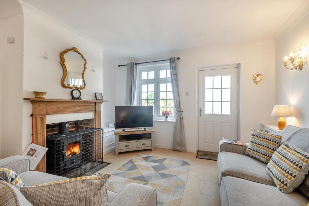 a living room with a fireplace and a tv at 2 Bed in Aldborough oc-2257 in Thurgarton