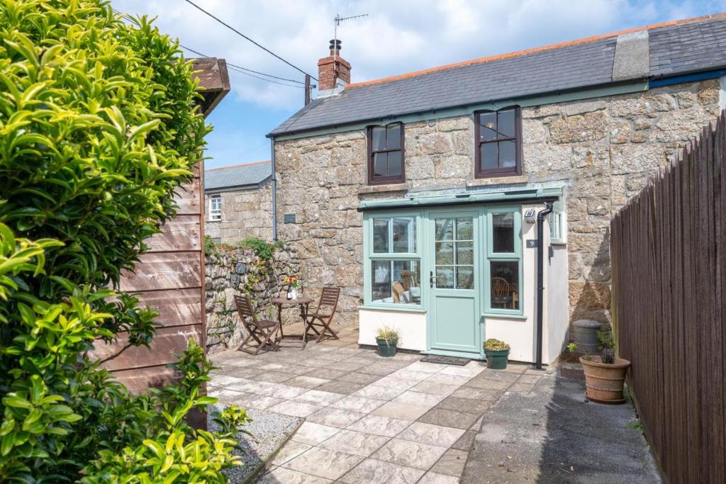 an old stone cottage with a blue door at 2 Bed in St Just oc-crownm in St. Just