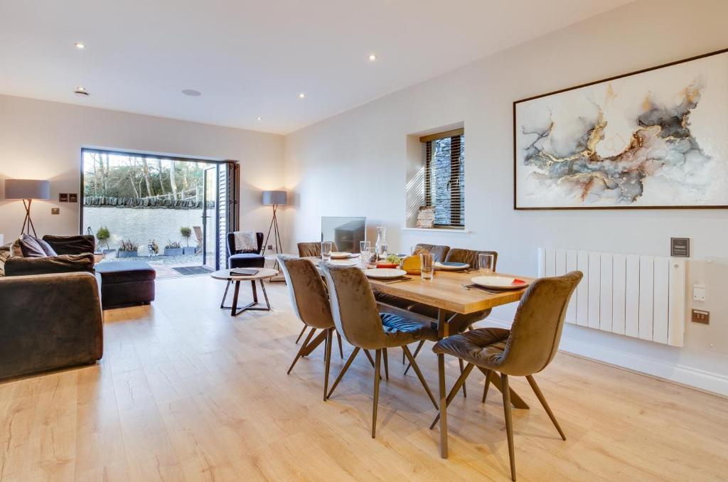 a dining room and living room with a table and chairs at 2 Bed in Windermere oc-gl064 in Windermere