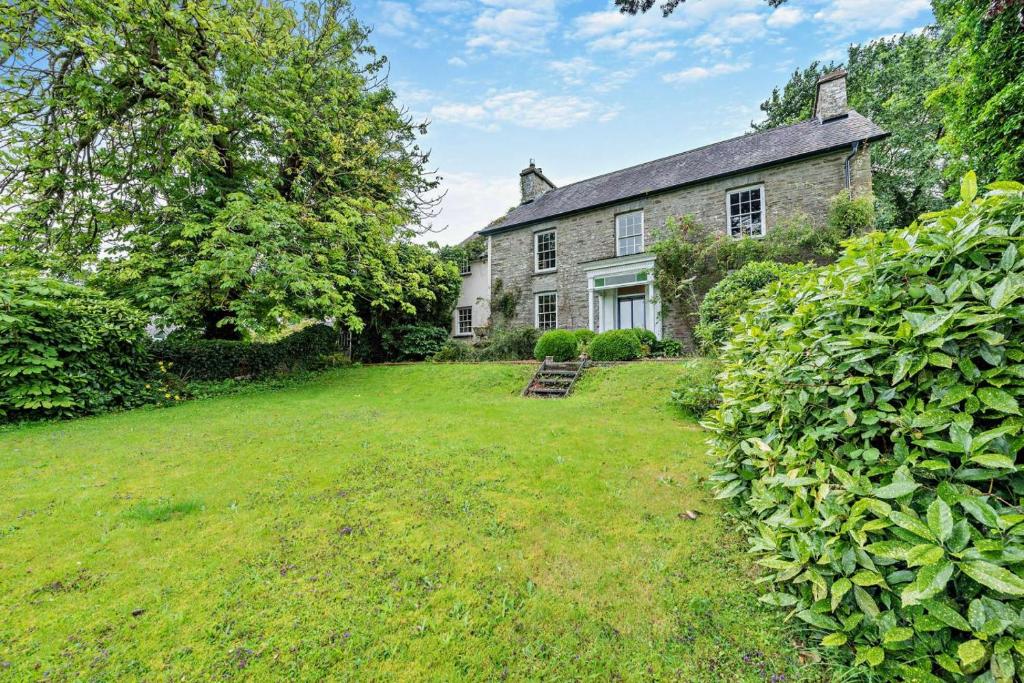 ein altes Steinhaus mit einem großen Hof in der Unterkunft 5 Bed in Dre-Fach Felindre oc-c29875 in Felindre
