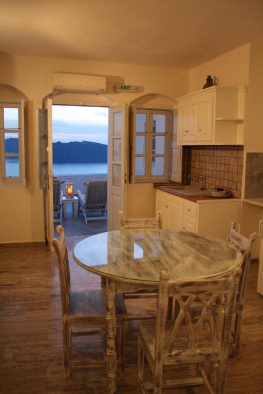 Una cocina o cocineta en Captain John Villas Oia - Caldera & Sunset View