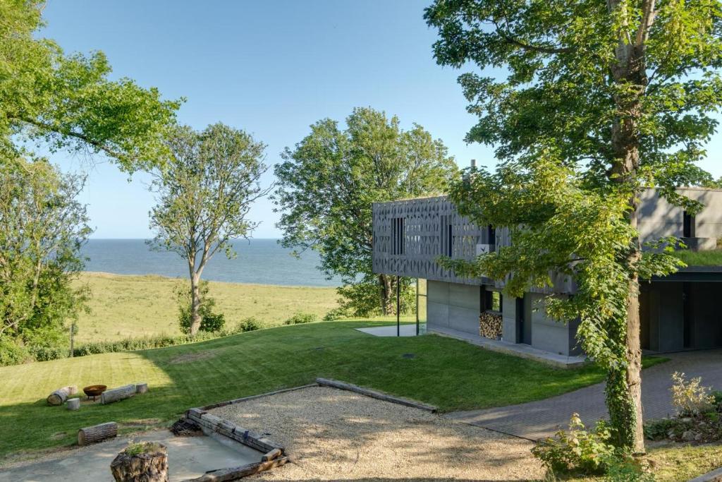 a house with a view of the ocean at 4 Bed in Ventnor oc-t32271 in Ventnor