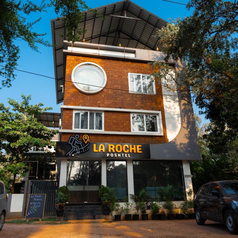 a building with a sign that reads la rosie at La Roche Poshtel in Anjuna