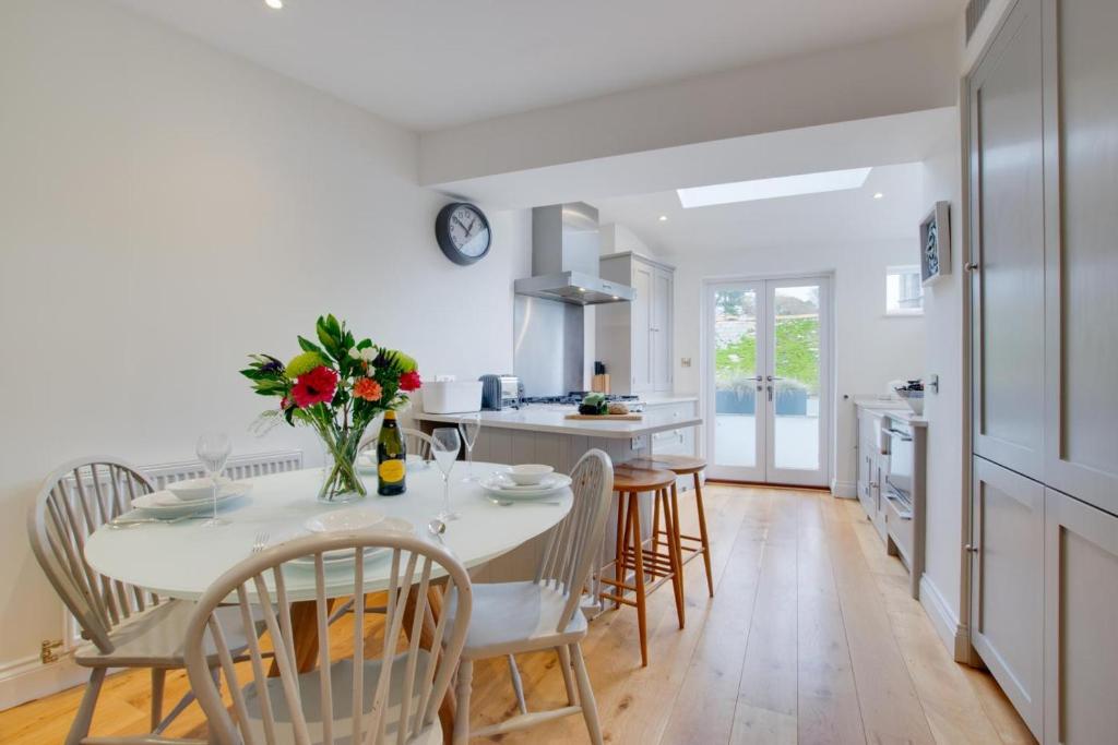 a kitchen and dining room with a table and chairs at 2 Bed in Fowey oc-forty in Fowey