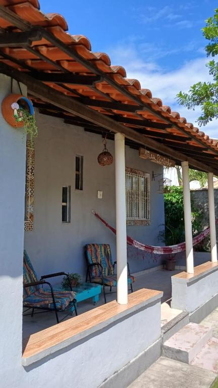 a pergola with two chairs and a bench on a patio at Casa Rústica no centro de Araruama in Araruama